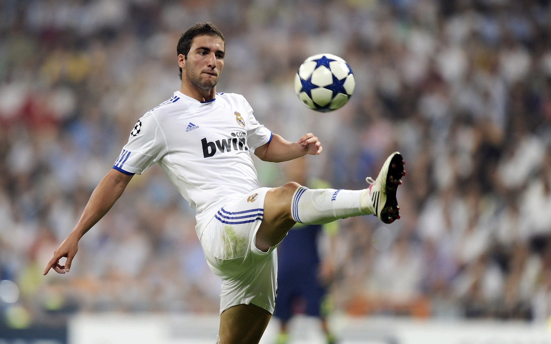 穆古鲁扎重要时刻晋级下一阶段，巴塞罗那带队取胜！赛场气氛高涨九游游戏中心下载