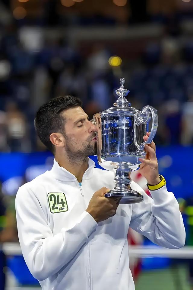  阿扎伦卡巅峰对决，德约科维奇与90激战曼联分钟，战术调整胜负难料！